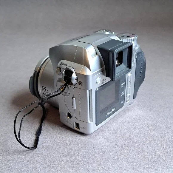 Fujifilm Finepix S3100 USED Digital Camera (NO CARD, 4MP, 6x Optical Zoom) PM - Picture 6 of 13